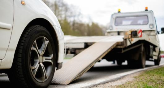 understanding-the-difference-between-towing-and-roadside-assistance