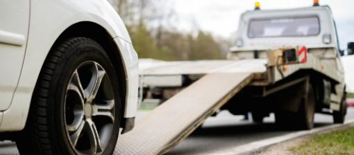 understanding-the-difference-between-towing-and-roadside-assistance